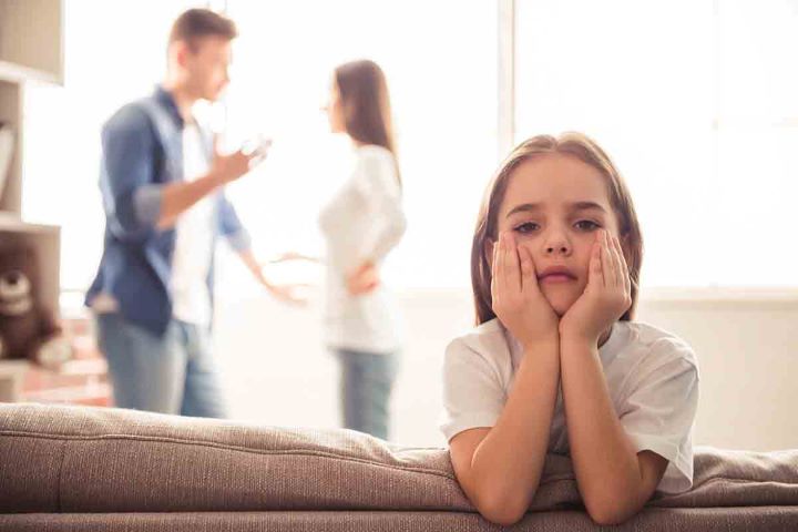 ۱۶ توصیه برای کاهش اثرات منفی طلاق روی فرزندان 8 دعوای والدین در مقابل فرزند باعث بروز تروما در او میشود