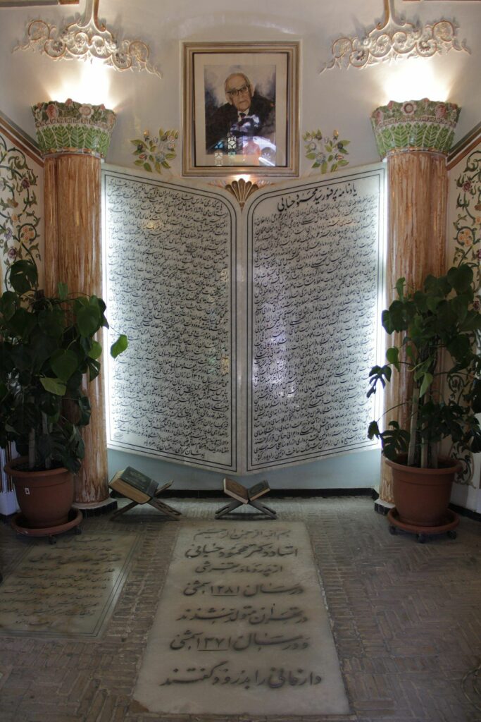 بیوگرافی محمود حسابی؛ زندگینامه پدر علم فیزیک ایران_به رنگ صبح 16 آرامگاه محمود حسابی