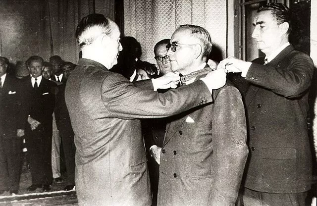 بیوگرافی محمود حسابی؛ زندگینامه پدر علم فیزیک ایران_به رنگ صبح 15 نشان افتخار محمود حسابی