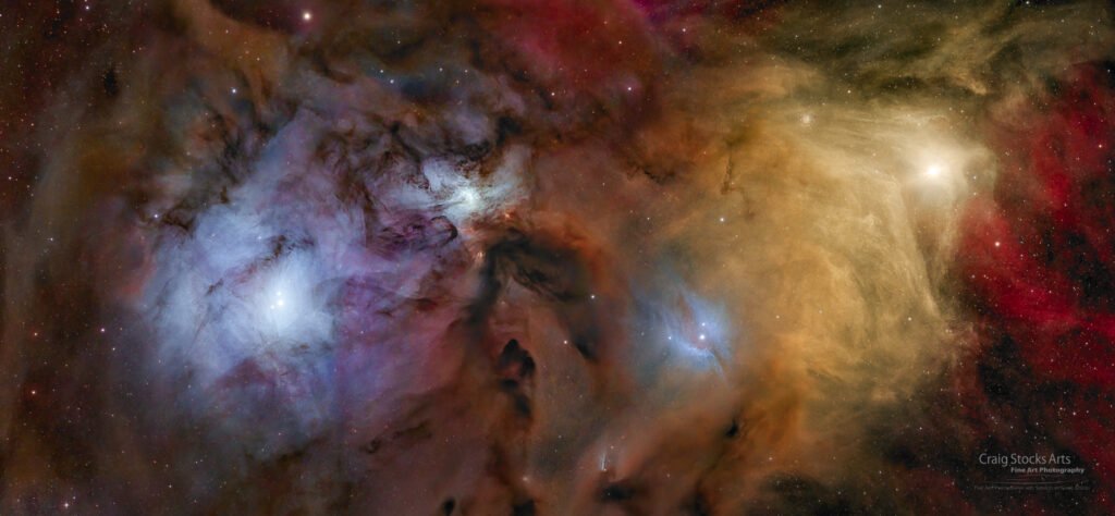 منظومه ستاره‌ای رو اوفیوچی در مرکز سحابی بازتاب آبی در سمت چپ قرار دارد، درحالی‌که یک سحابی بازتابی متفاوت، IC 4605، درست در زیر و راست تصویر قرار دارد