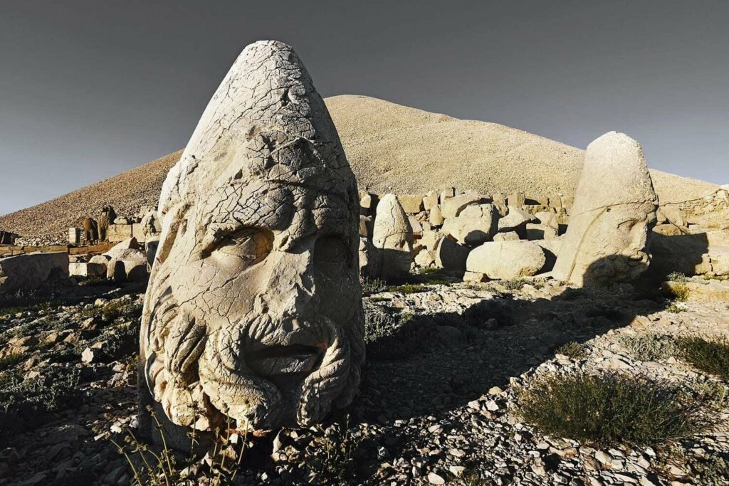 کاخ مرموز 4000 ساله با دیوارهای درهم پیچیده در جزیره