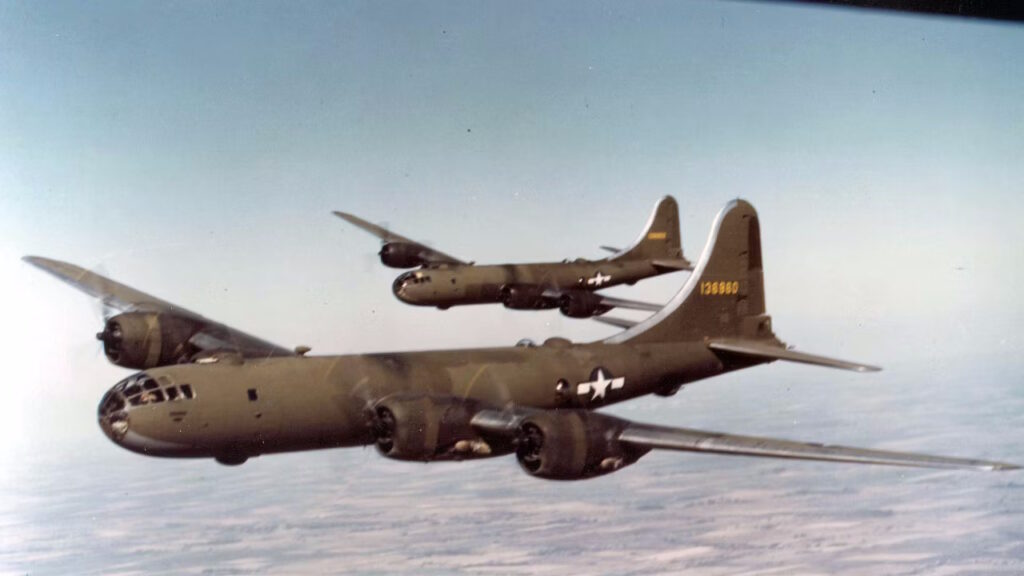 ایالات متحده در طول جنگ جهانی دوم چند هواپیما تولید کرد؟