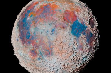 ماه ما واقعاً دهانه‌هایی به این بزرگی ندارد. رنگ‌های تصویر، اگرچه براساس ترکیب واقعی ماه است، اما تغییر یافته و اغراق‌آمیز است.