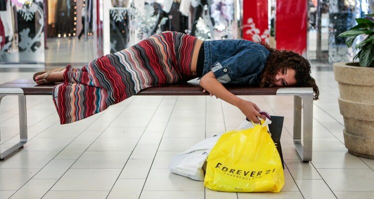 مصرف جبرانی: راهی پیچیده برای ناکامی دادن تنهایی_به رنگ صبح 11 1722671131 695 مصرف جبرانی راهی پیچیده برای ناکامی دادن تنهایی به رنگ صبح