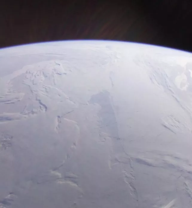 دانشمندان برای اولین بار میدان الکتریکی نامرئی را در اطراف زمین شناسایی کردند_به رنگ صبح 4 میدان الکتریکی زمین با گرانش مقابله میکند و ذرات را به فضا میبرد. اما ما قبلا هرگز نتوانستیم آن را اندازهگیری کنیم.