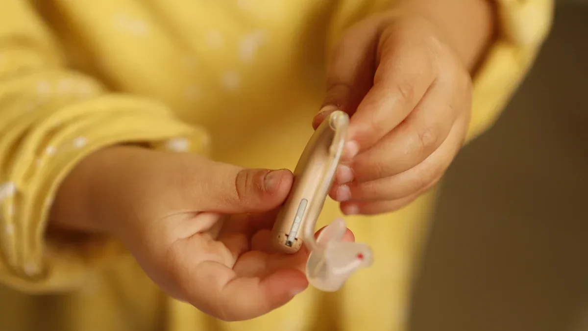 اولین سمعک تجهیزبه هوش مصنوعی جهان، فهمیدن گفتار را تا 53 برابر بهبود میبخشد_به رنگ صبح 2 سمعک