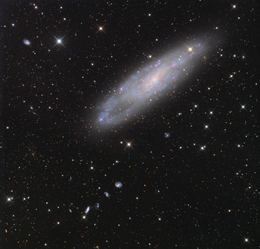 عکس روز ناسا: NGC 247 و دوستانش_به رنگ صبح 4 NGC 247 به همراه کهکشان مارپیچی براق NGC 253، بخشی از گروه کهکشانهای مجسمهساز است.