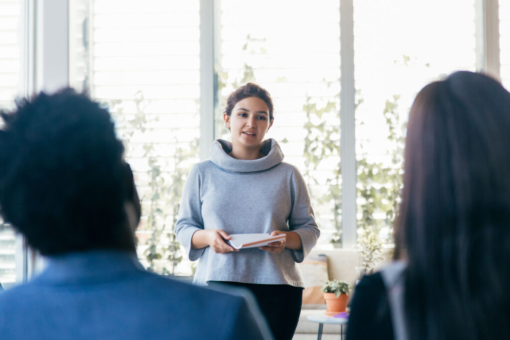 چطور بر اضطراب قبل از اراعه تسلط کنیم؟ + ۸ راه برای افت اضطراب قبل از ارائه_به رنگ صبح 8 ۷ تکنیک برای آماده شدن آگاهانه برای سخنرانی در جمع