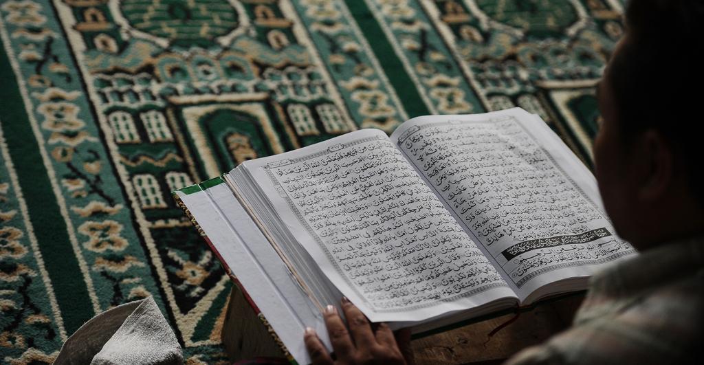 متن آیت الکرسی با ترجمه فارسی + صوت_به رنگ صبح 14 1745883397 709 متن آیت الکرسی با ترجمه فارسی صوت به رنگ صبح
