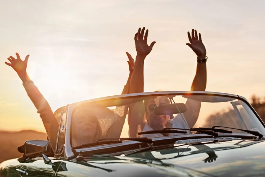 بهترین کادو برای دوست دختر: ۱۰ ایده کادو سورپرایزی_به رنگ صبح 9 یک زن و مرد در ماشین