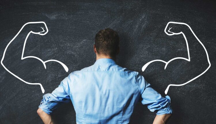 مرد رو به تخته سیاه با نقش بازوهای قوی