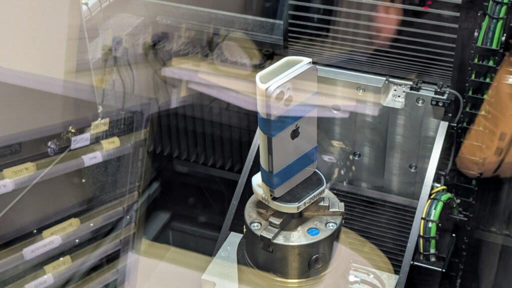 1751719361 649 آزمایشگاه غول فناوری برای تست پیش‌ از اراعه محصولات به رنگ