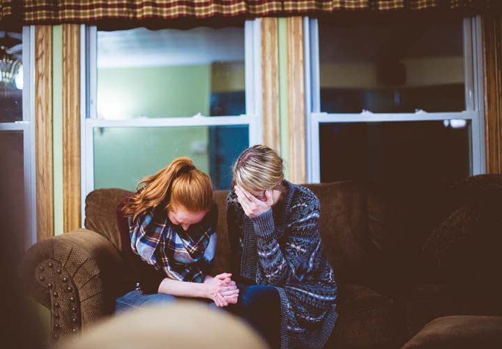 چطور با افراد بی شخصیت حرکت کنیم؟ ۱۰ راهکار روانشناسانه_به رنگ صبح 8 چگونه با افراد بی ادب برخورد کنیم؟ - به او پیشنهاد کمک بدهید