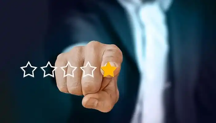 انتقاد سازنده چیست؛ چطور انتقاد کنیم تا دیگران دلخور نشوند؟_به رنگ صبح 6 اشاره دست به یک ستاره از پنج ستاره