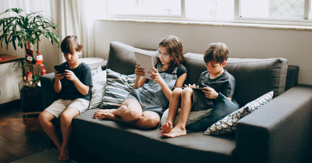 چطور با خانواده و دوستان مرزبندی دیجیتال داشته باشیم؟ (مدیریت گروههای خانوادگی)_به رنگ صبح 1 مرزبندی دیجیتال با خانواده و دوستان