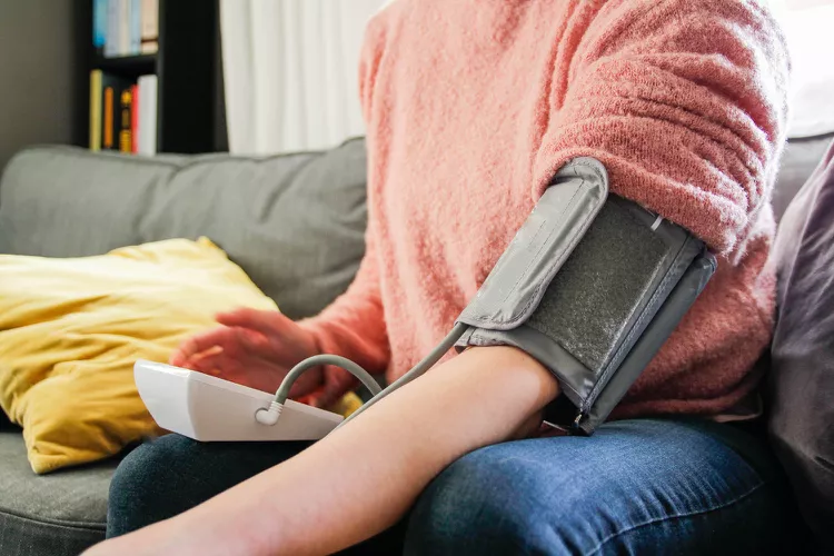 افت سختی خون سریع: ۸ راهکار سریع و درمان خانگی_به رنگ صبح 1 کاهش فشار خون فوری: ۸ راهکار فوری و درمان خانگی