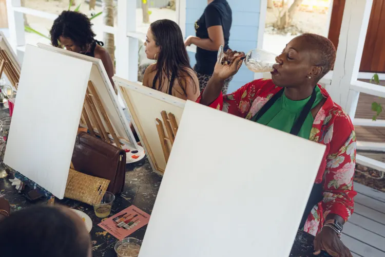 چطور در بزرگسالی دوست اشکار کنیم؟ + ۱۰ راه عملی_به رنگ صبح 21 1765910678 93 چطور در بزرگسالی دوست اشکار کنیم؟ ۱۰ راه عملی به.webp