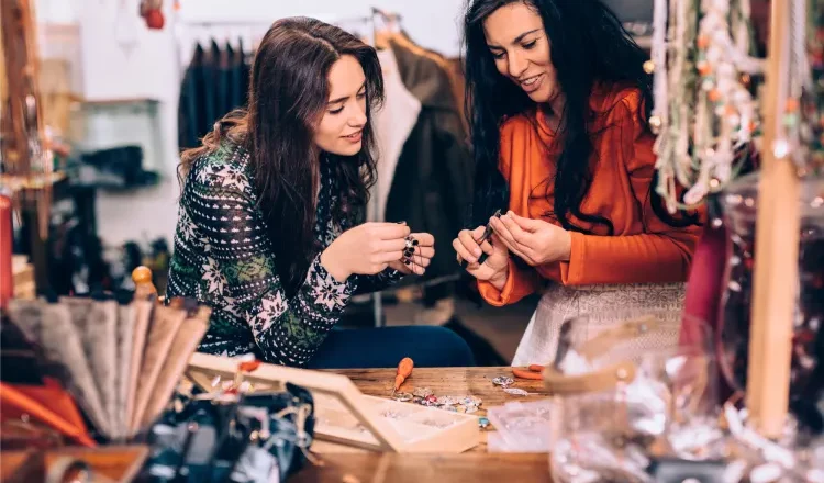 چگونه در بزرگسالی دوست پیدا کنیم؟ + ۱۰ راه عملی